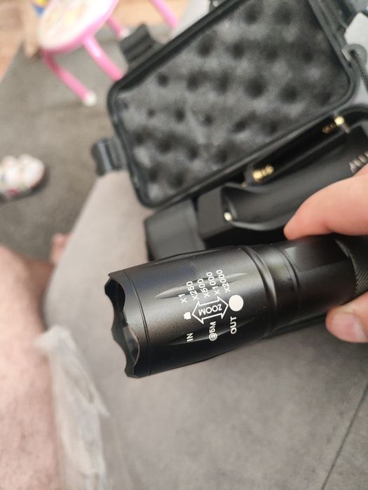 Taktyczna latarka LED z funkcją zoom