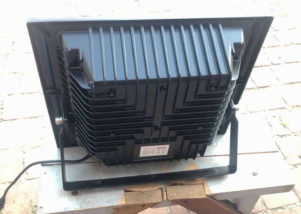 Светодиодный аккумуляторный прожектор AllTop 200 Вт, новый с дефектом