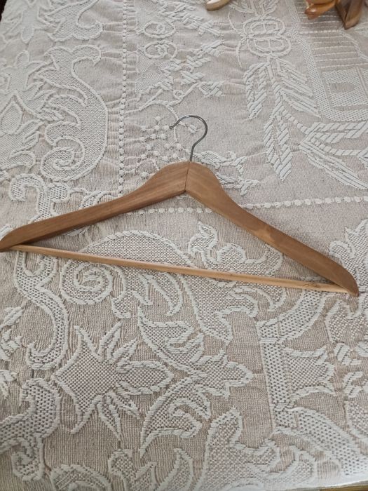 6 cabides de madeira clara, novos.