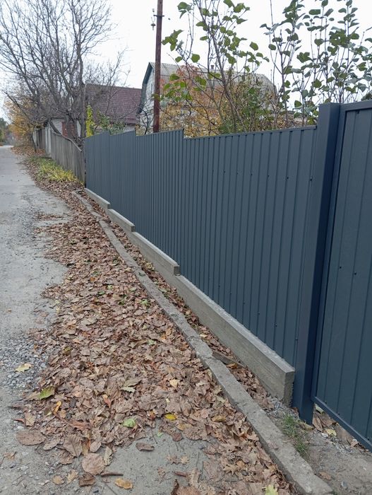 Будуємо паркани з металопрофіля різних розмірів та видів