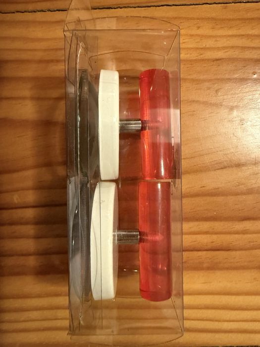 Conjunto dois cabides vermelhos da Loja do Gato Preto