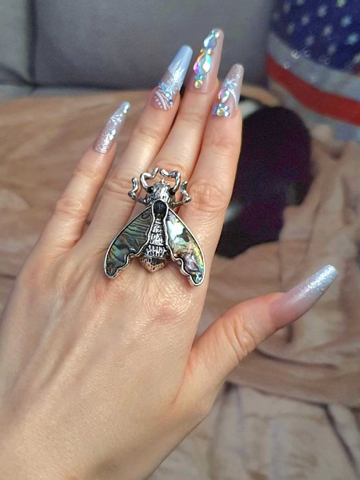 Broche / pregadeira / alfinete ou pendente borboleta traça, com concha