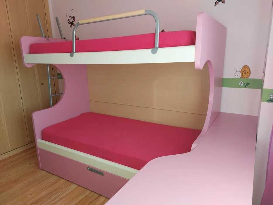 Beliche como novo com 3 camas em madeira + colchões + secretária