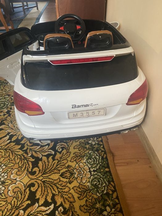 Дитячий електромобіль