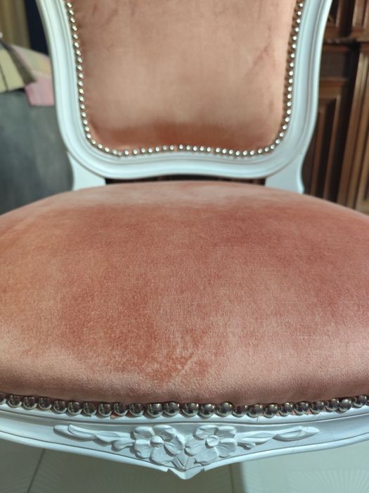 Cadeira de sala rosa