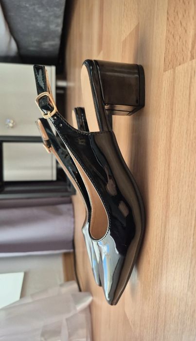 Czarne czółenka bez pięty na słupku z czubkiem w szpic