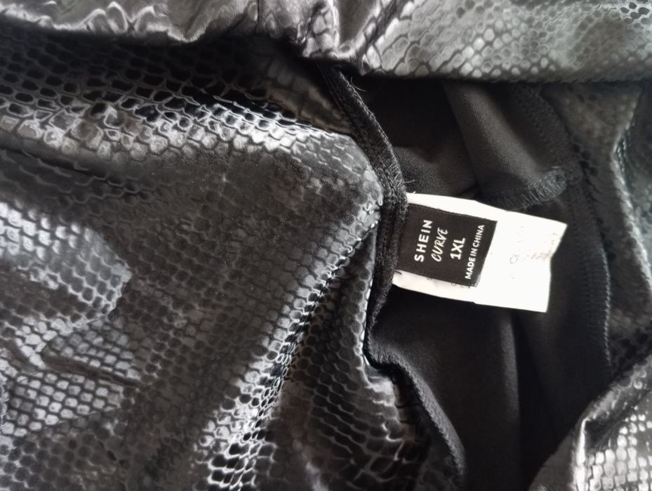 Spodnie legginsy czarne imitacja skóry węża wężowe Shein