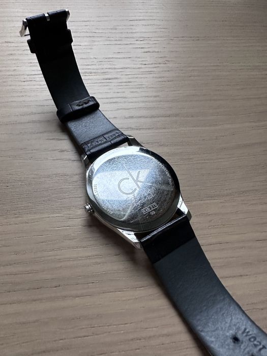 Elegancki zegarek Calvin Klein Classic K4D211 – srebrne wykończenie