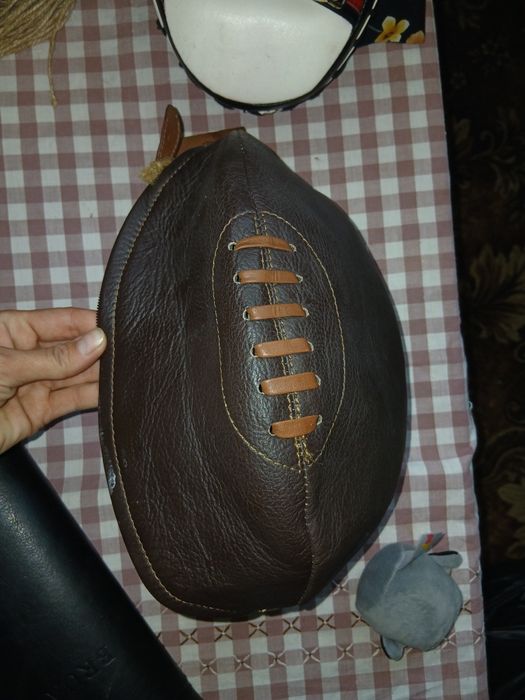 Кожана сумка у формі м'яча для регбі