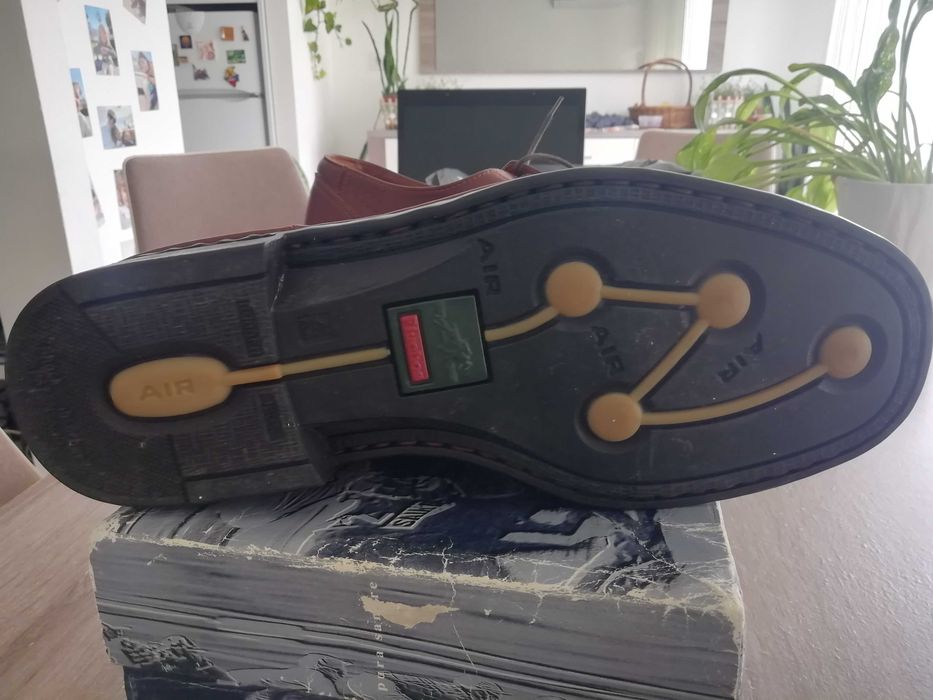Sapatos novos em pele, fluchos