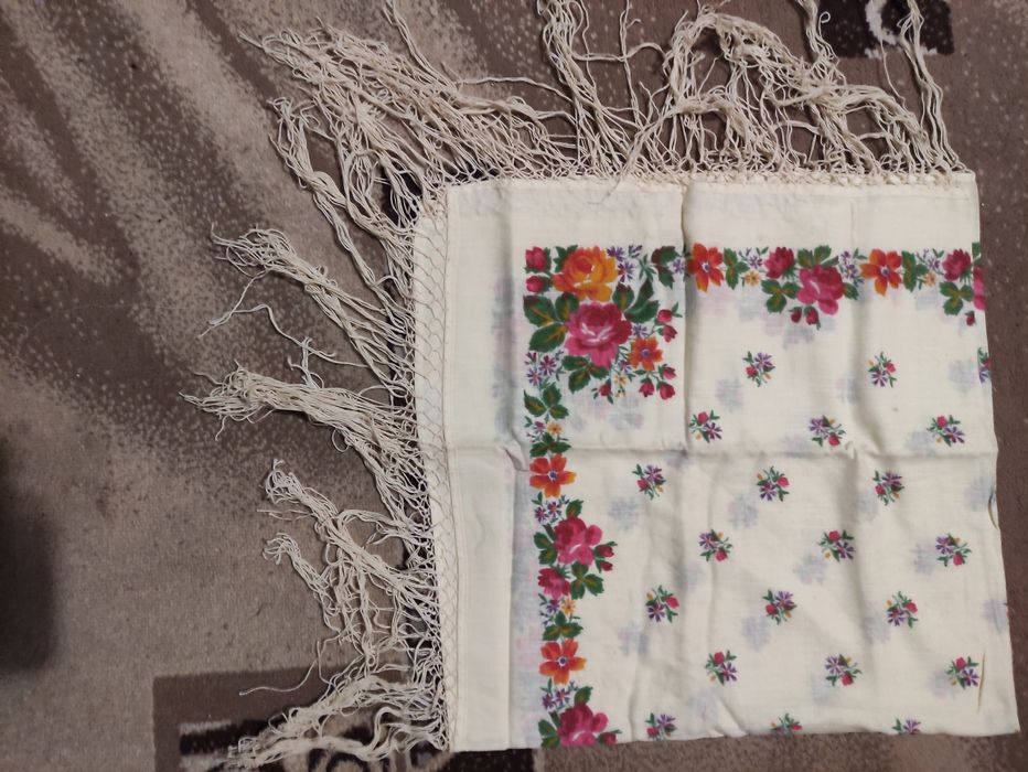 Продам хустини (платки) з китицями