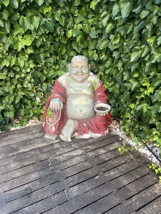 Buda decorativo em bom estado