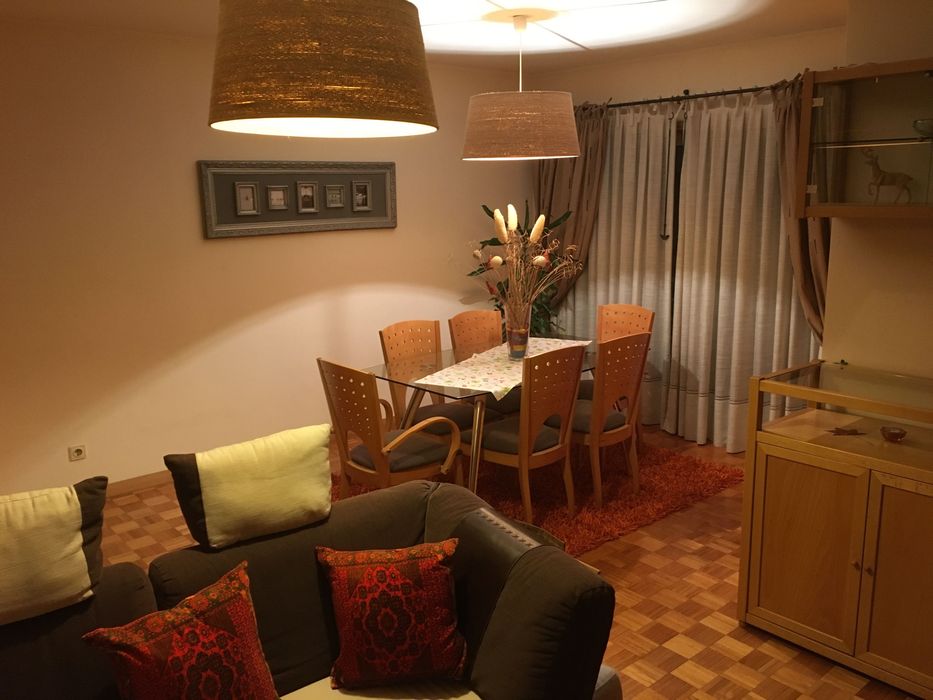 T2 Mobilado com Garagem 2 viaturas e Elevador – Rua de Camões, Porto