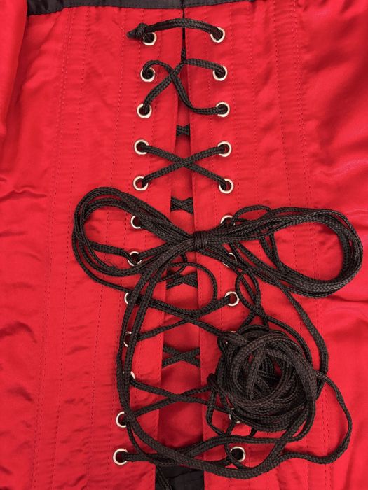 Вінтажний червоний корсет