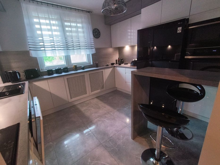 2-pokojowe mieszkanie z wyjściem na ogród, 2 garaże NOWA CENA!