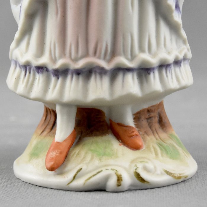 Par de figuras de Menino e Menina em Biscuit, pintados à mão