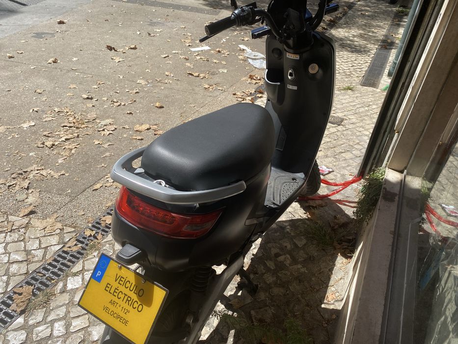 Moto elétrica em ótimo estado.