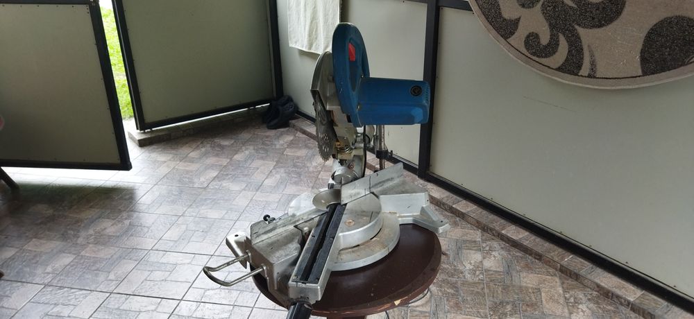 Горизонт. Торцувальна пила .