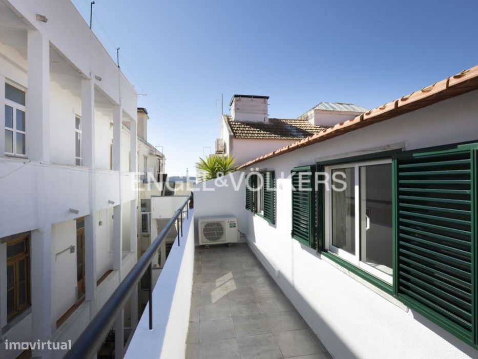 Penthouse T2 Renovada com Varanda na Estrela