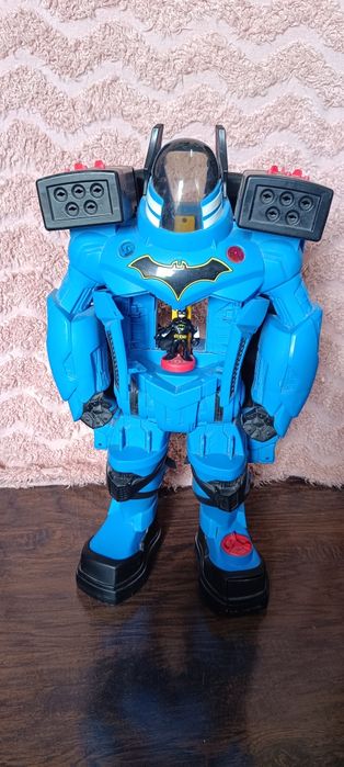 Duży robot z figurka Batmana