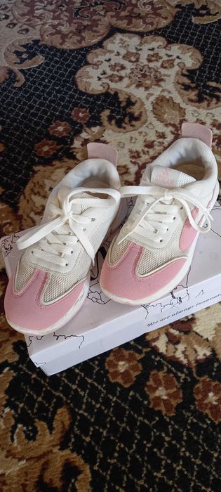 Продам кросівки на дівчинку 33р