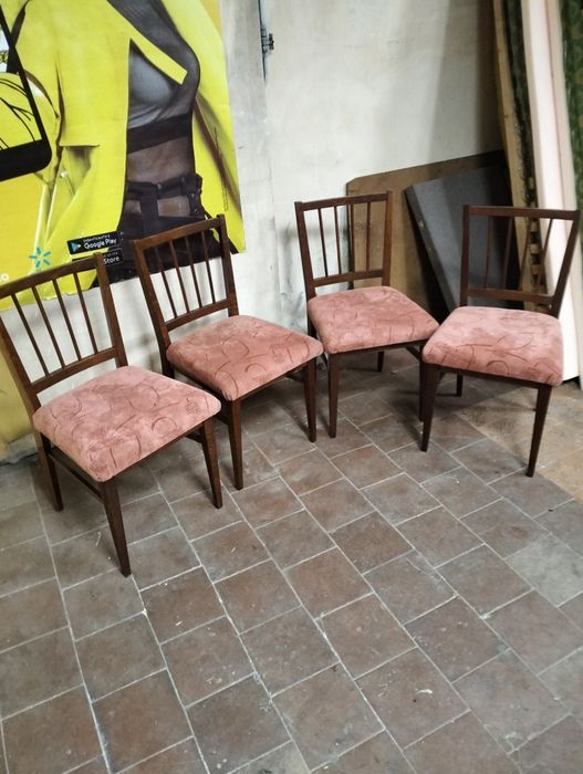 После перетяжки продаются стулья