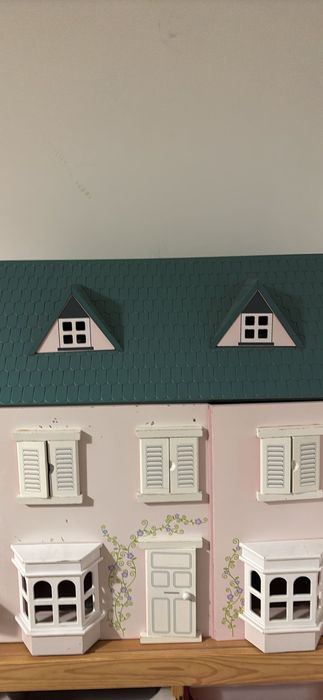 Casa bonecas madeira com alguns acessórios