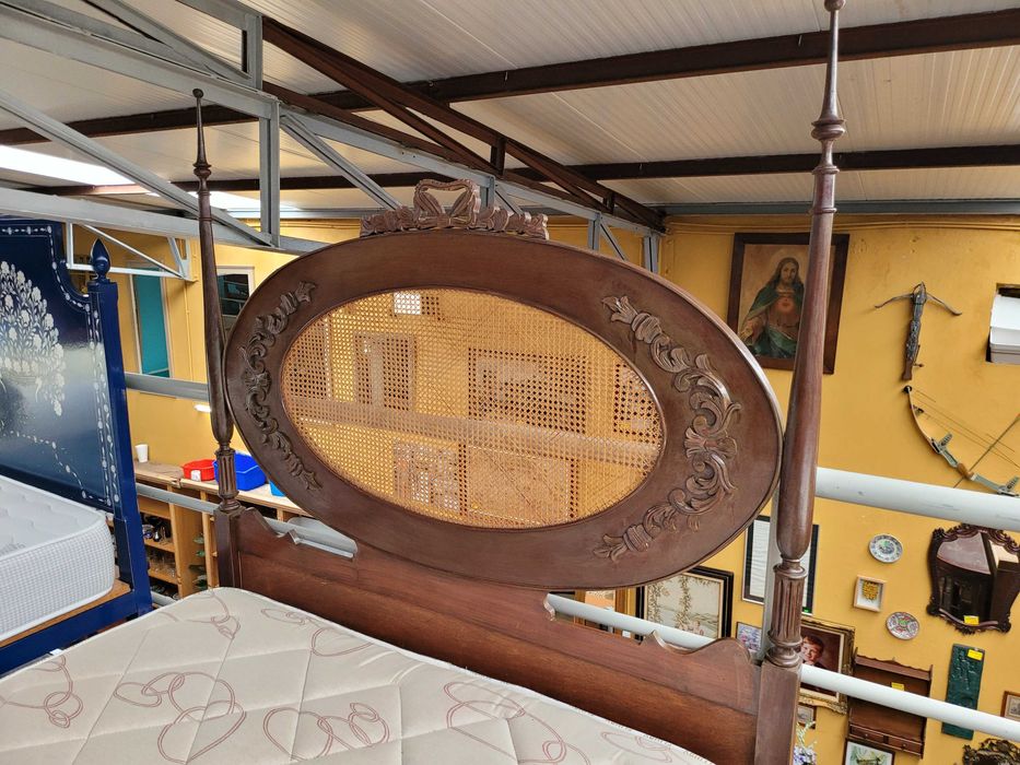 Cama em madeira com cabeceira em palhinha, estrado e colchã