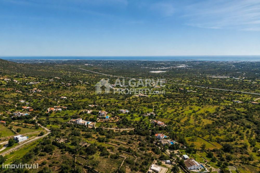 Moradia com Vistas Panorâmicas e Terreno em Estoi
