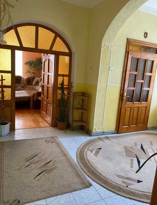 Здається будинок можливо на  дві родини.