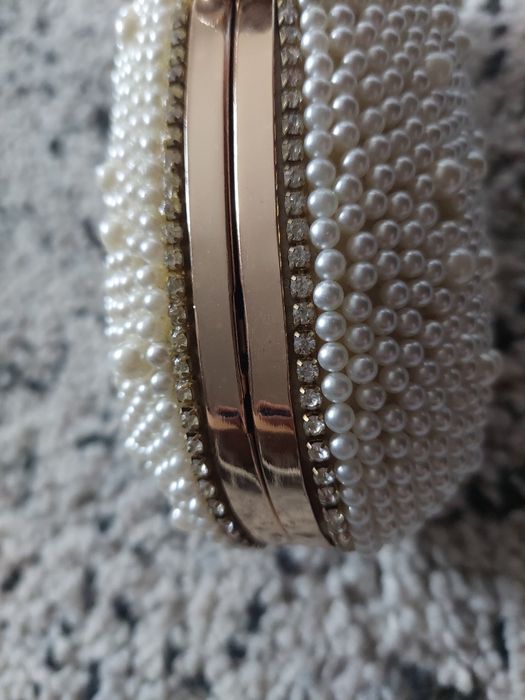 Clutch pérolas e dourada