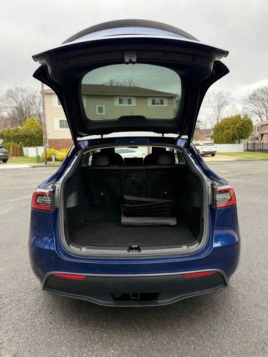 Tesla Model Y      2023