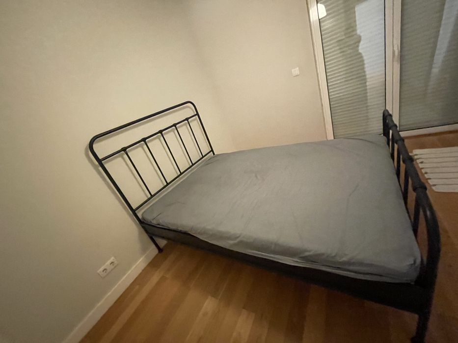 Estrutura de cama de casal e colchao