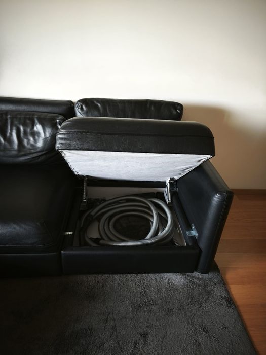 Sofá de 3 lugares preto, com puff com arrumação