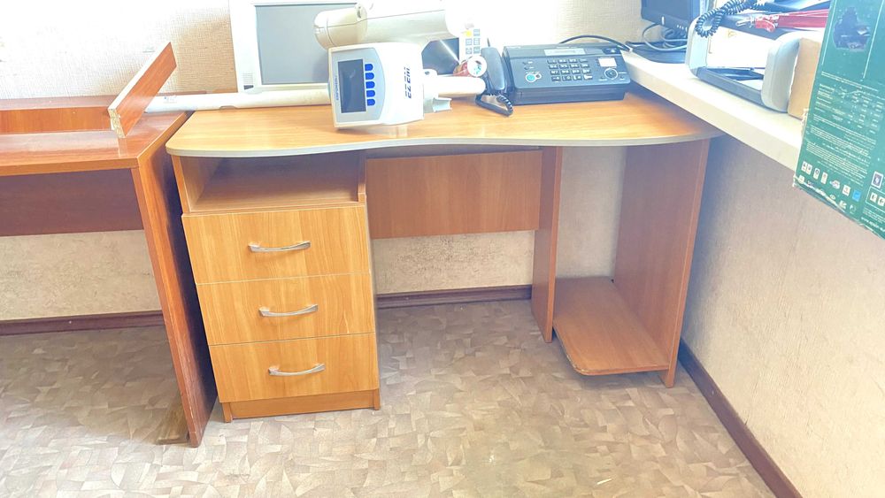 Офісний стіл із шафами