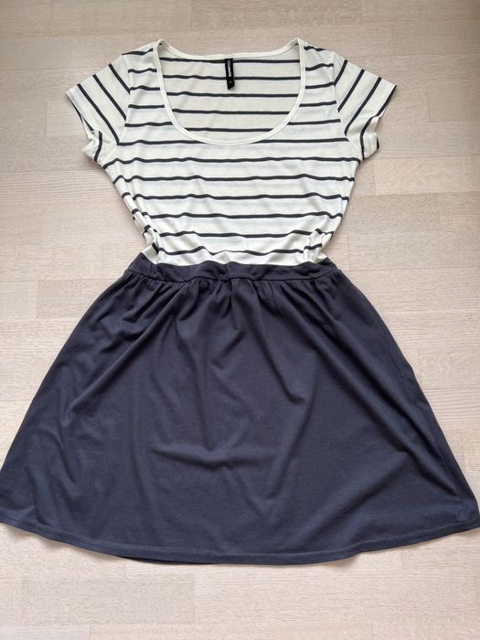 Śliczna sukienka w paski