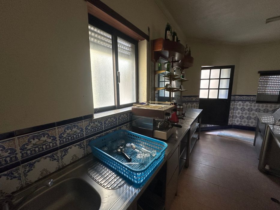 Balcão de café prateleiras e bancada em inox