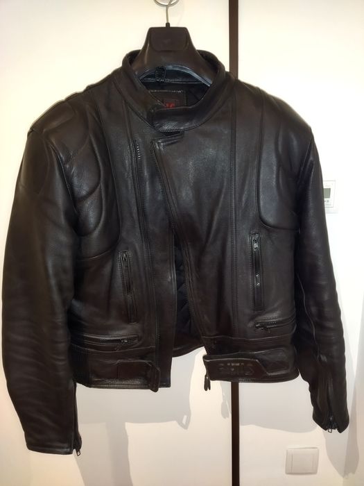 Casaco Motar em couro preto.
