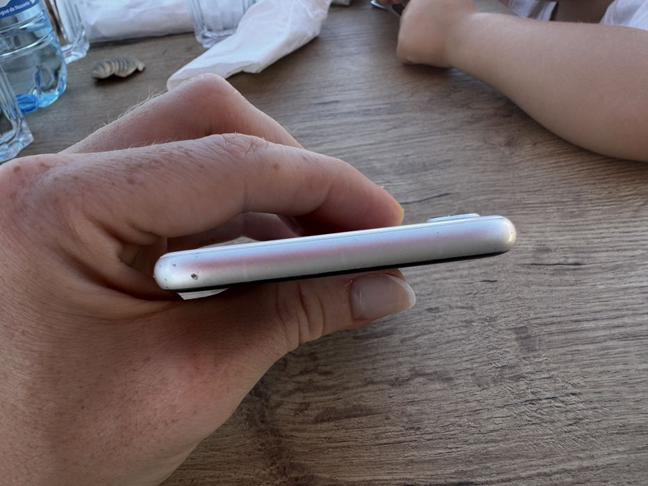 iPhone SE 2020 128 GB Branco – Funcional, com ecrã rachado