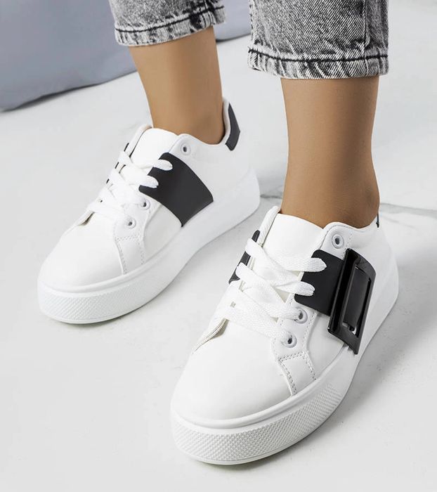Białe sneakersy zdobione czarną klamerką Toni