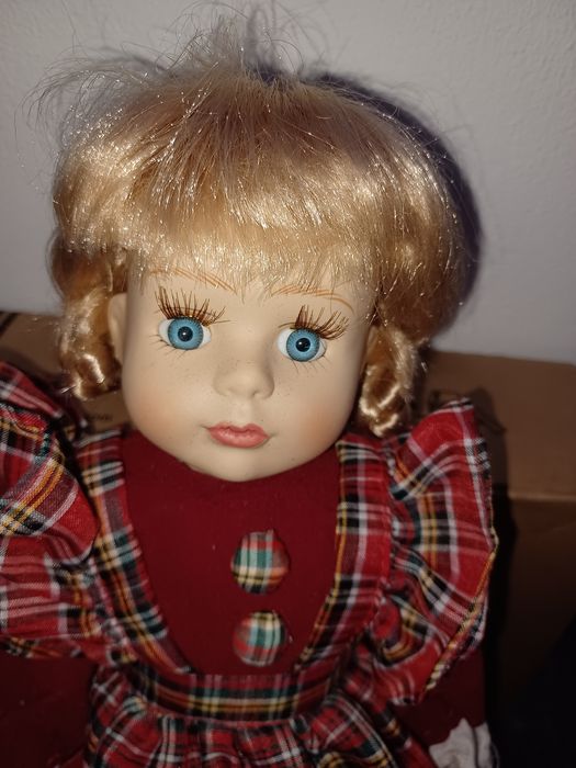 Boneca de porcelana com defeito