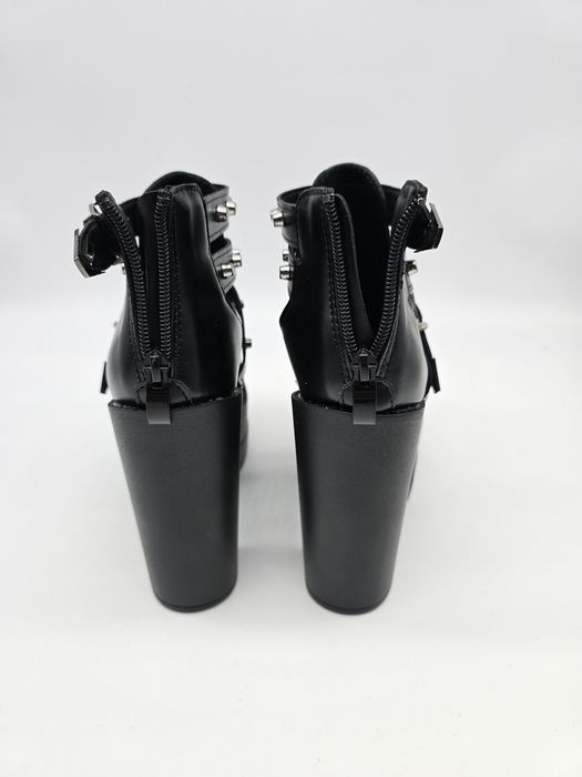 Botas estilo Rock / Metal / Gótico 
Número 36
Novas