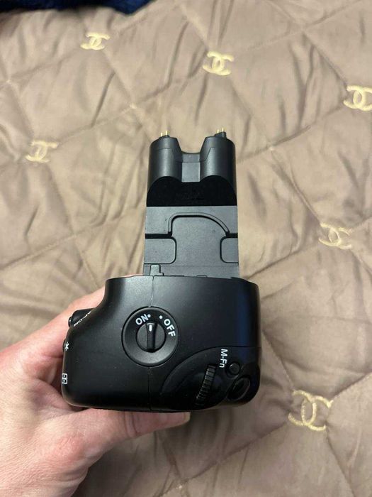 Бустер Canon BG-E4 + 4 аккумулятора