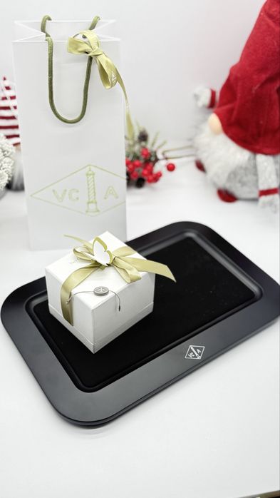 Оригінальний Коробок під годинник або браслет Van Cleef&Arpels.