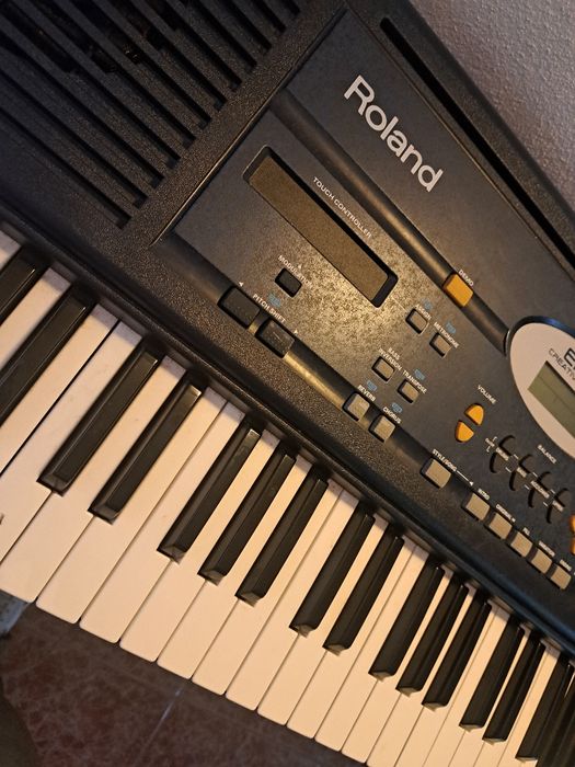 Piano Roland com pé