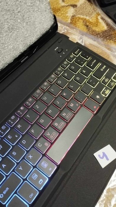 Блютуз клавиатура 4шт + 6шт чехлов, новые.