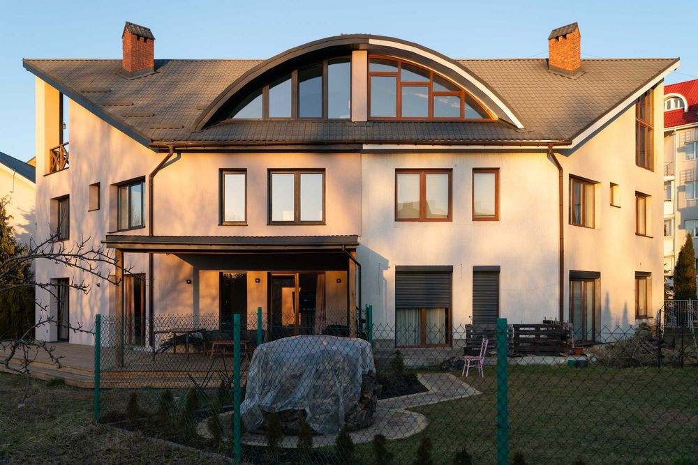 Продаж котеджу з ремонтом на вулиці Роксоляни!