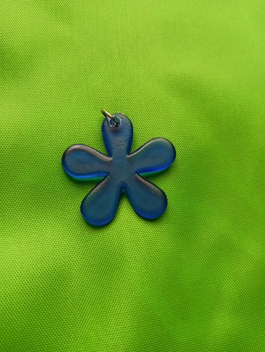 Niebieska zawieszka 'kwiat' do łańcuszka