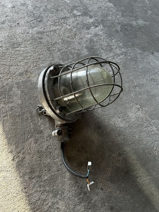 Lampa loftowa industrialna.
