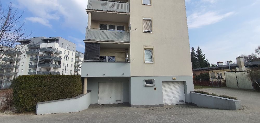Garaż ul. Obywatelska 20.80m²+miejsce postojowe przed garażem